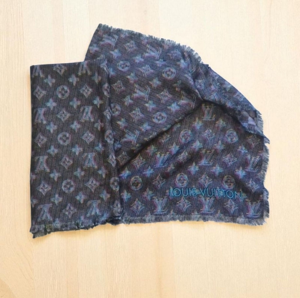 Authentic Louis Vuitton Pop Shawl - Picture 4 of 8